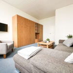 Wohnzimmer mit großem Sofa und TV