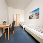 Schlafzimmer mit zwei Einzelbetten