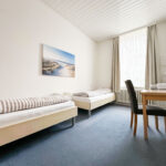 Schlafzimmer mit zwei Einzelbetten